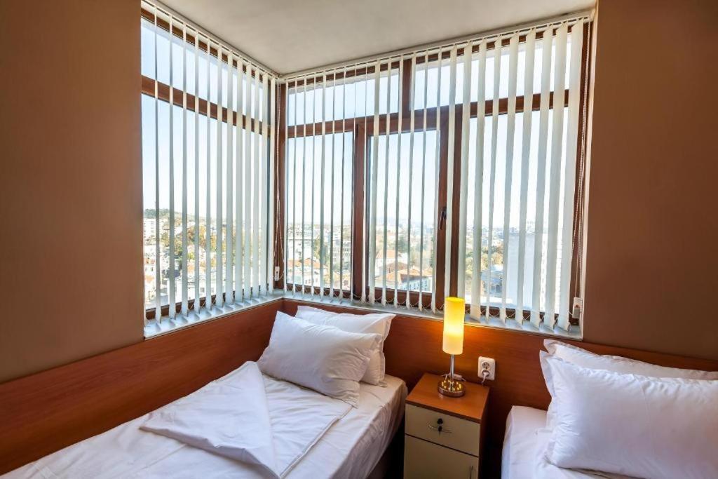 Panorama Top Floor Rooms In Hotel Tundzha Yambol Esterno foto